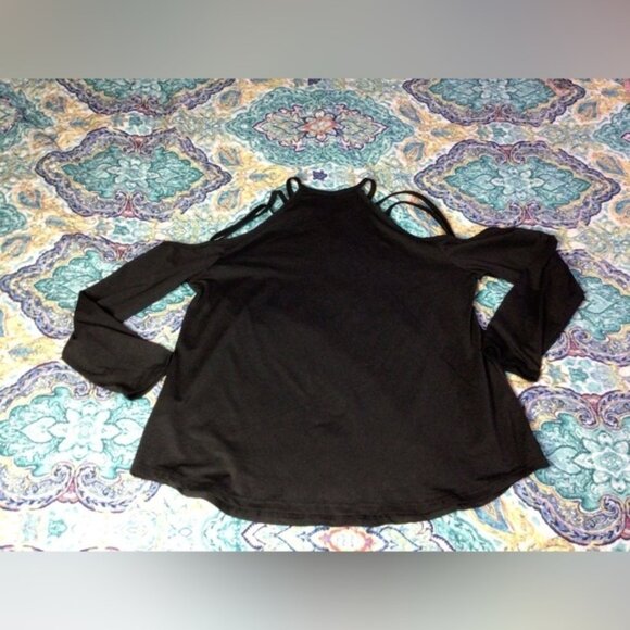 Black crew neck cold-shoulder long sleeve top 2xl.   (8L) - Picture 5 of 10